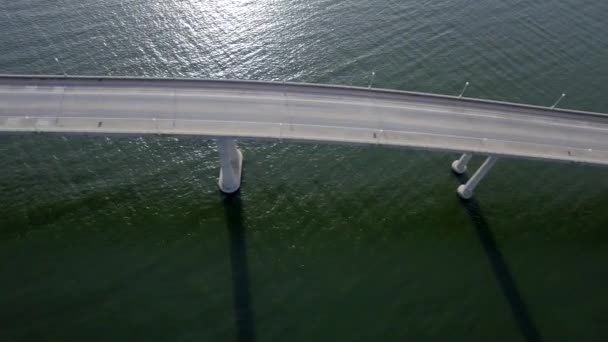 Blick Aus Der Vogelperspektive Auf Die Brücke Des Autoverkehrs Über — Stockvideo