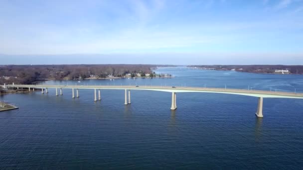 チェサピーク湾の上の澄んだ青い冬の日に2つの橋から川を下って行く — ストック動画