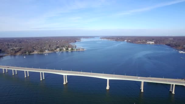澄んだ青い冬の日には 広大な川の下に広がる2つの橋の広範かつ高いショット 国道450号線と国道50号線は海軍兵学校と七川橋と呼ばれる — ストック動画