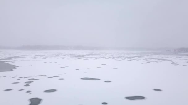 Kar Fırtınası Sırasında Nehrin Üzerinde Uçan Donmuş Iskeleye Ulaşan Geniş — Stok video
