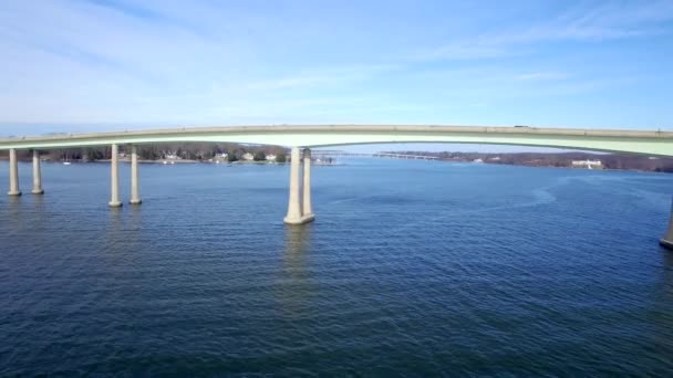 Einem Klaren Blauen Tag Einer Flussbrücke Entlang Fliegen Mit Einer — Stockvideo