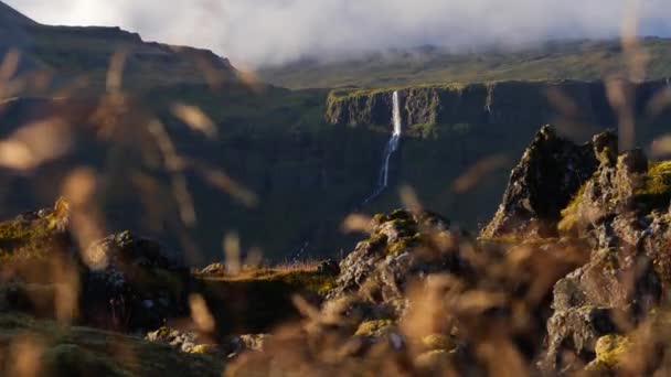 Uma Cachoeira Islândia Caindo Topo Uma Montanha Alta Lava Rock — Vídeo de Stock