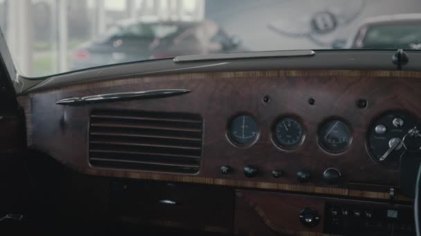 Widok Kinowy Tarcz Typu Firmy Bentley Type Pokazujących Aktualny Czas — Wideo stockowe