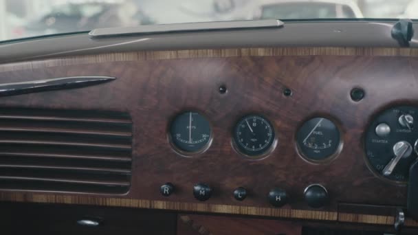 Uma Visão Cinematográfica Dos Mostradores Bentley Type Type Mostrando Corrente — Vídeo de Stock