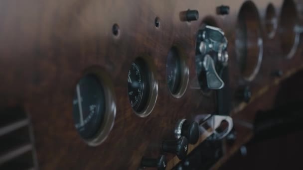 Uma Visão Cinematográfica Dos Mostradores Bentley Type Type Mostrando Corrente — Vídeo de Stock