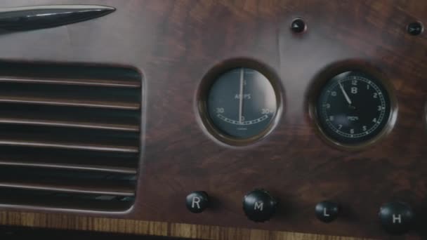 Widok Kinowy Tarcz Typu Firmy Bentley Type Pokazujących Aktualny Czas — Wideo stockowe