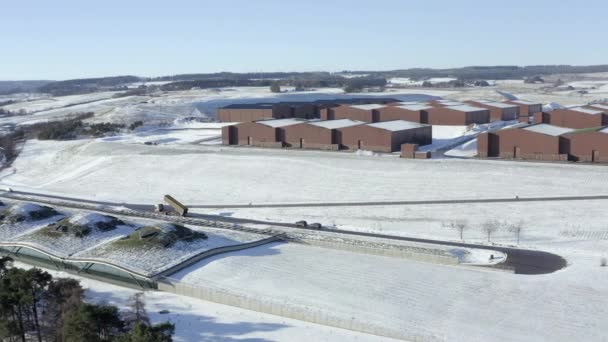 苏格兰莫雷 一个阳光明媚的冬天 空中俯瞰着被雪环绕的麦卡伦威士忌酿酒厂 从右到左 — 图库视频影像