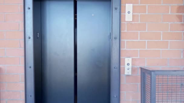 Двери Открываются Закрываются Автостоянке Лифт Камерой Масштабирования — стоковое видео