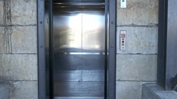 Відкриття Закриття Дверей Ліфті Паркінгу Збільшенням Камери — стокове відео