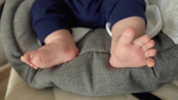 生まれたばかりの赤ちゃんのクローズ アップの足 — ストック動画