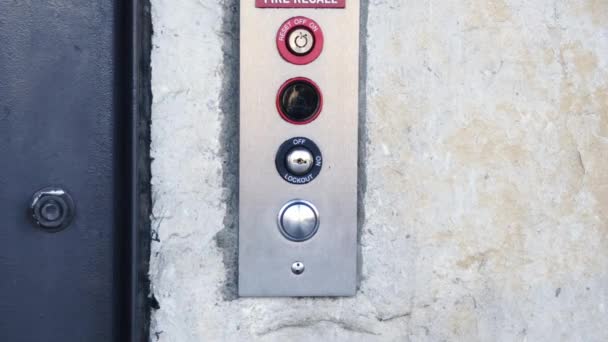 Экстремально Близко Кнопке Нажатия Руки Вызвать Лифт — стоковое видео
