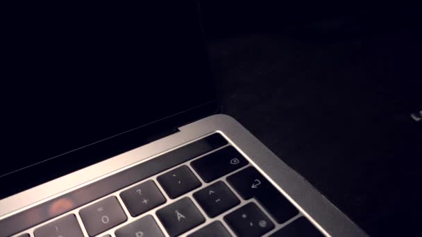 Pluggin Mijn Macbook — Stockvideo