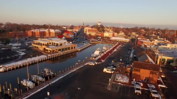 Létání Přes Racky Pohybující Směrem Centra Města Annapolis Main Street — Stock video