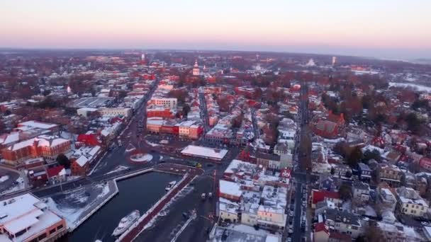 歴史的なダウンタウンの上の紫の夜明けアナポリス州の首都の建物 空中ワイドショット — ストック動画