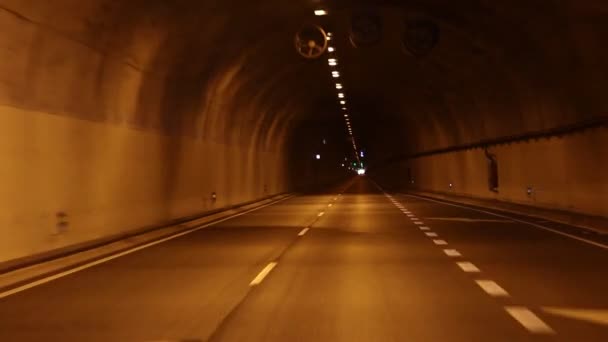 Dentro Del Hombre Hizo Túnel Carretera Conduciendo Través Una Montaña — Vídeos de Stock