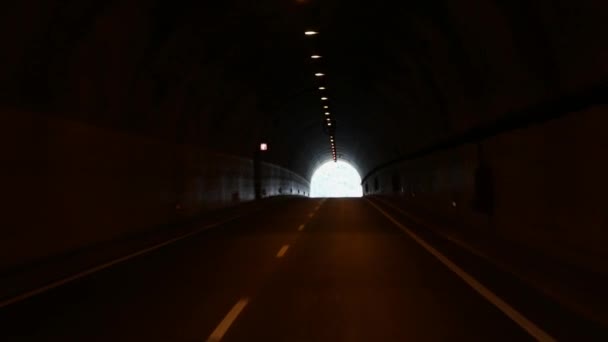 トンネルの端の光 男を介して車で移動する高速道路のトンネルを作った — ストック動画