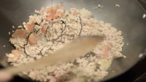 将切碎的猪肉和西红柿放在陈氏锅里 加入黑酱油 — 图库视频影像