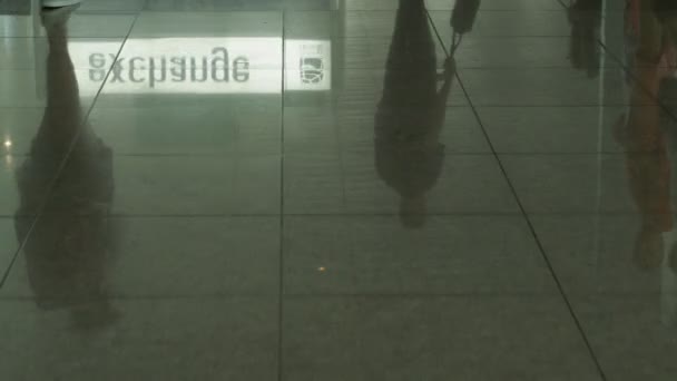Emberek Sétálnak Forgalmas Repülőtér Terminál — Stock videók