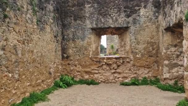 Patrząc Przez Ruiny Starego Okna Kamienia Misyjnego Aby Ujawnić Wspólnotę — Wideo stockowe