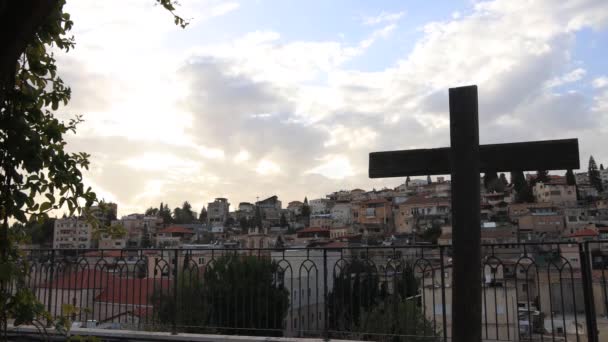 Zeitraffer Über Nazareth Israel Mit Einem Kreuz Vordergrund — Stockvideo