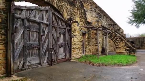Вид Первого Лица Проходя Мимо Старых Ворот Форта Старой Миссии — стоковое видео