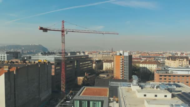 空中射击就像起重机在建筑上工作 鸟瞰着欧洲的一个城市 — 图库视频影像