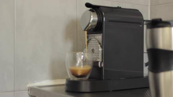 Espressokaffe Gjort Maskin Genomskinlig Glaskopp Innan Det Plockas Upp Man — Stockvideo