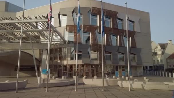 Přesun Zprava Doleva Přes Přední Stranu Budovy Skotského Parlamentu Holyroodu — Stock video