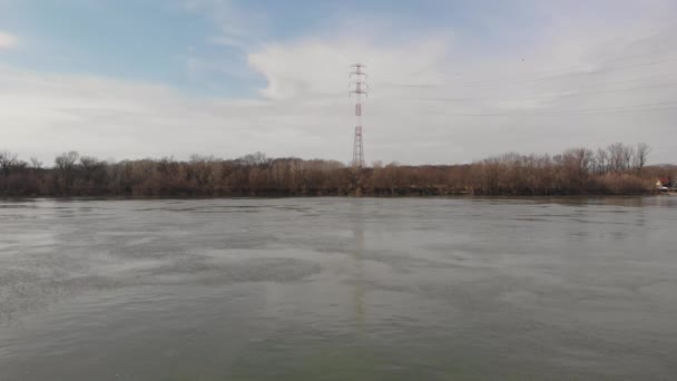 河上有电缆线的电塔 秋天阳光下的空中拍摄 — 图库视频影像
