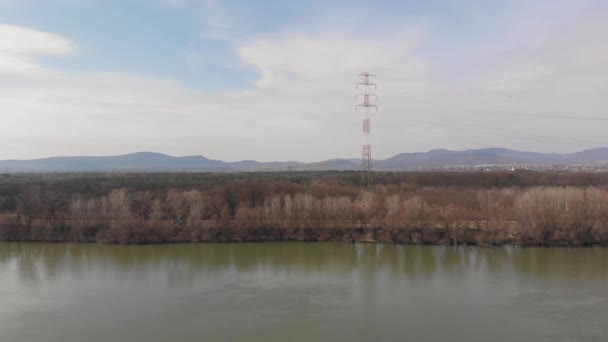 Восходящая Воздушная Съемка Электрической Башне Горами Заднем Плане Концепция Энергии — стоковое видео
