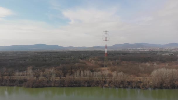 Wyciągnij Zdjęcie Lotnicze Wieży Elektrycznej Brzegu Rzeki Góry Tle Koncepcja — Wideo stockowe