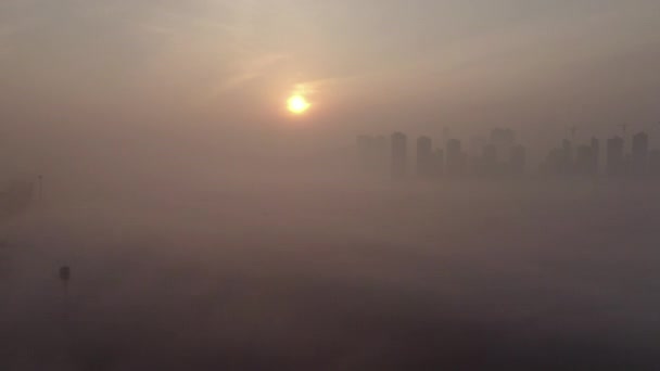 Una Nueva Ciudad Neblina Donde Sale Sol — Vídeo de stock