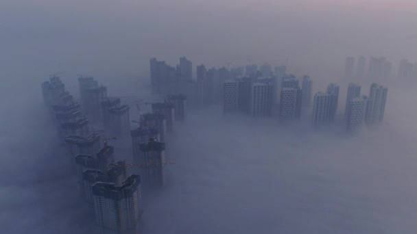 Una Ciudad Que Parece Flotar Aire Con Niebla Polvo — Vídeos de Stock