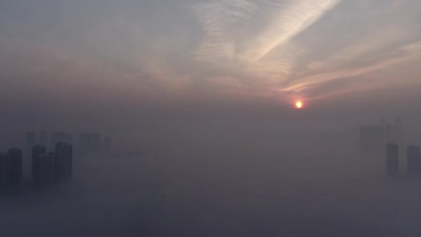 Una Ciudad Que Parece Flotar Aire Con Niebla Polvo — Vídeo de stock