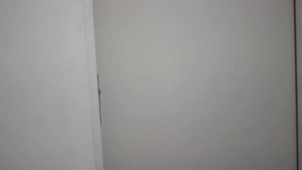 スーツ姿の男が家を出てドアを閉め鍵で鍵をかける — ストック動画