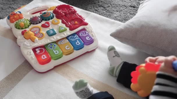 Bebé Jugando Con Juguete Parpadeante Aprendiendo Alfabeto — Vídeos de Stock