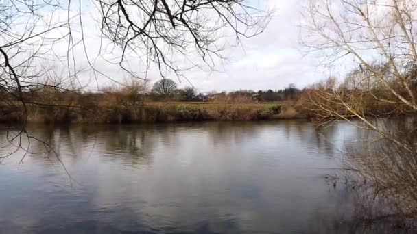 Ross Wye Από Ποτάμι Στις Αρχές Της Άνοιξης Άροτρο Τρακτέρ — Αρχείο Βίντεο