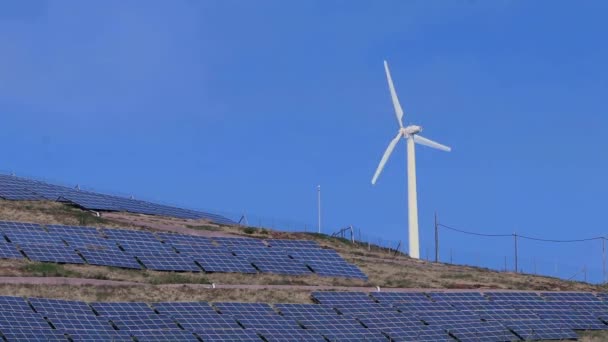 Turbina Conversora Energia Eólica Soprando Topo Uma Montanha Cheia Painéis — Vídeo de Stock