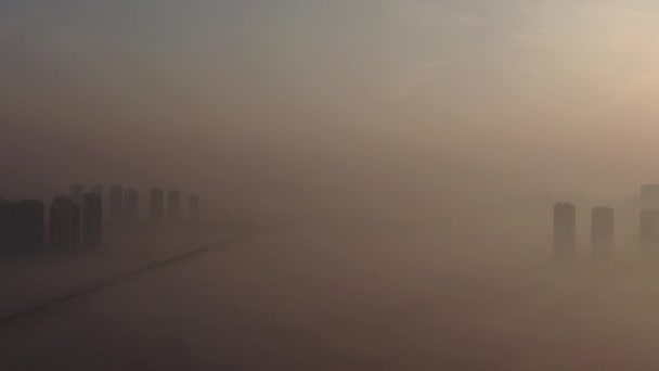 在太阳升起的薄雾中 一个新的城镇 — 图库视频影像