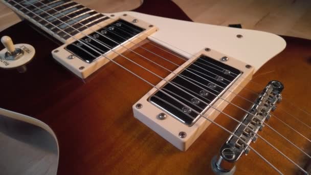 Kahverengi Gibson Les Paul Elektro Gitarını Köprüden Perdelere Kadar Takip — Stok video