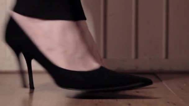 Primer Plano Mujer Caminando Zapatos Tacón Alto Negro Suelo Madera — Vídeo de stock