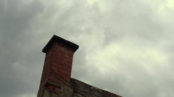 Rauch Dringt Aus Einem Gemauerten Schornstein Hintergrund Ziehen Wolken Auf — Stockvideo