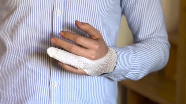 带绷带的断了的手指 治疗手骨折 — 图库视频影像