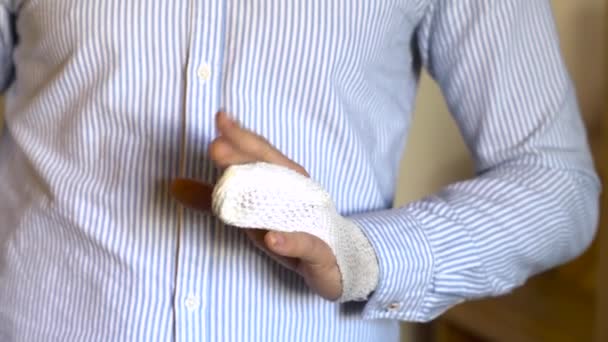 Handschuss Eines Jungen Erwachsenen Mannes Der Seinen Bandagierten Gebrochenen Finger — Stockvideo