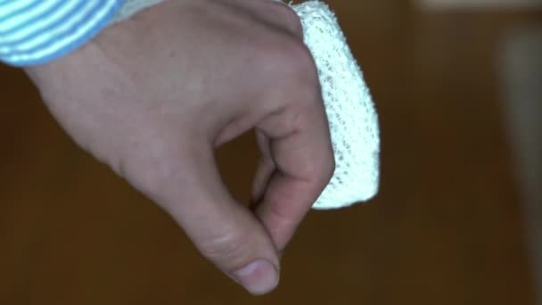 事故後に金属部品と包帯で固定された壊れた指のショットを閉じます — ストック動画