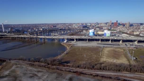 Baltimore Şehrinin Ufuk Çizgisini Hafta Içi Numaralı Otobanı Gösteren Bir — Stok video