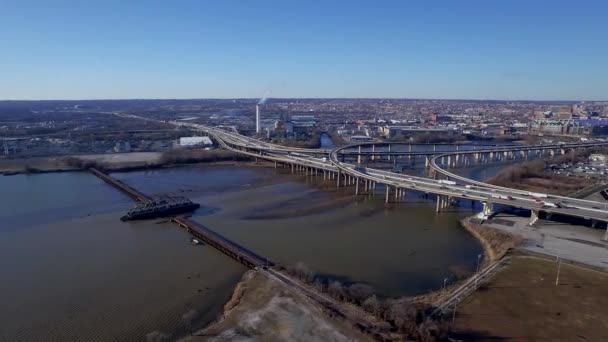 空中ドローンから都市のスカイラインに川から州間右のパン — ストック動画