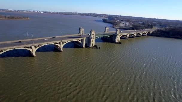 Rüzgârlı Bir Günde Dalgalı Üzerinde Geniş Bir Açı Tarihi Köprüde — Stok video