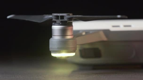 Tor Prawej Stronie Śmigła Białego Drona Dji Spark Migającymi Światłami — Wideo stockowe