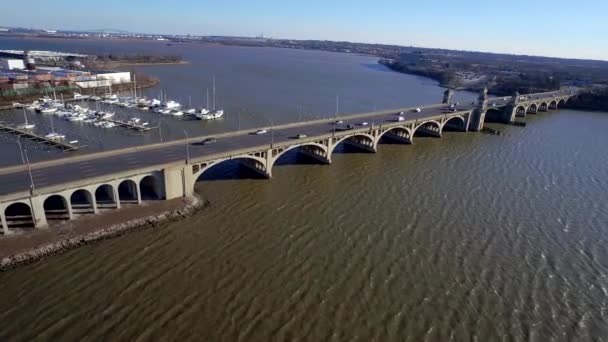 ボルティモアの歴史あるハノーバー セント ブリッジの上空を ミドルブランチ川の風の強い日に飛び立ったワイドショット — ストック動画